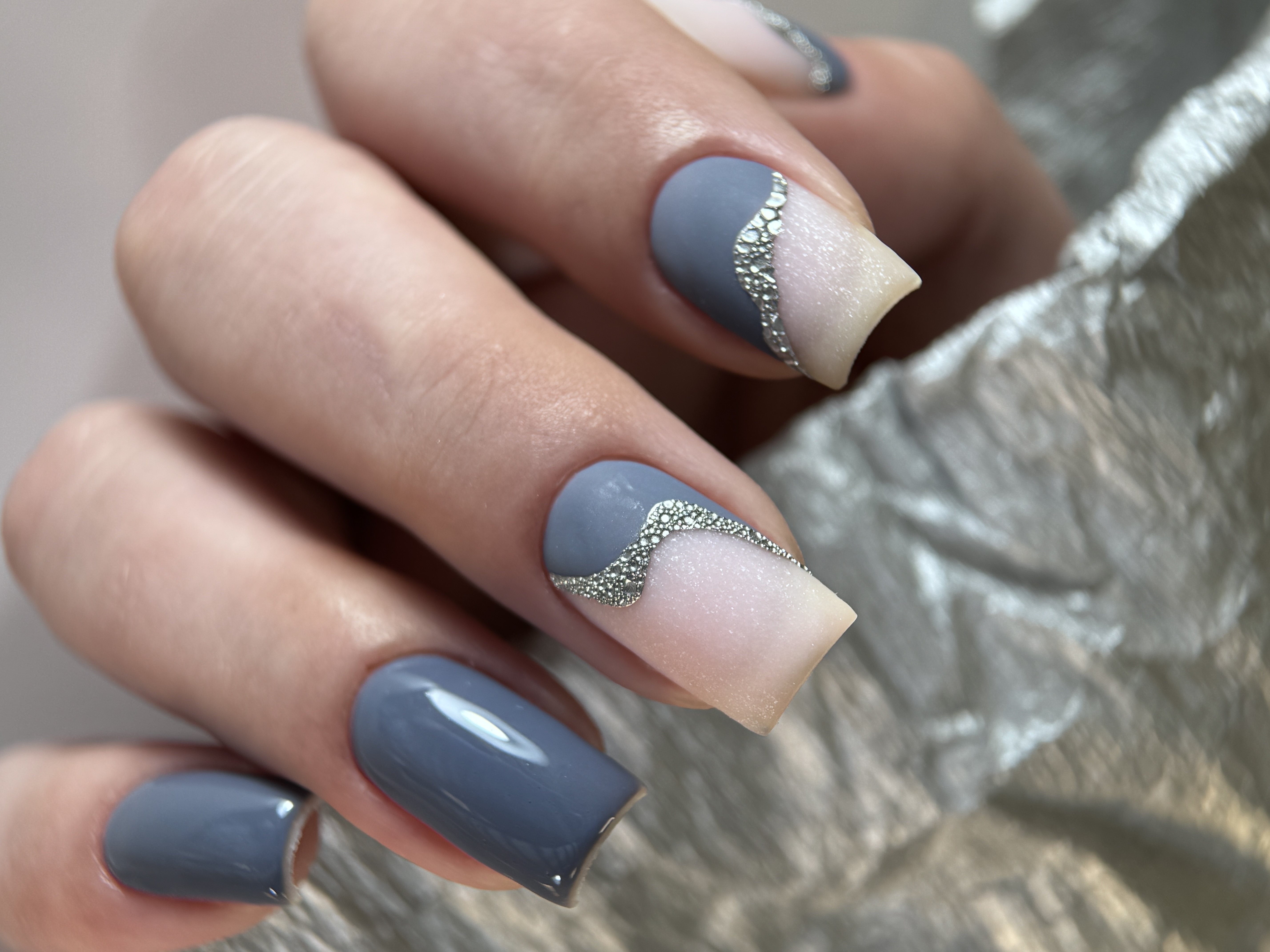 Sivá manikúra so strieborným glitterom