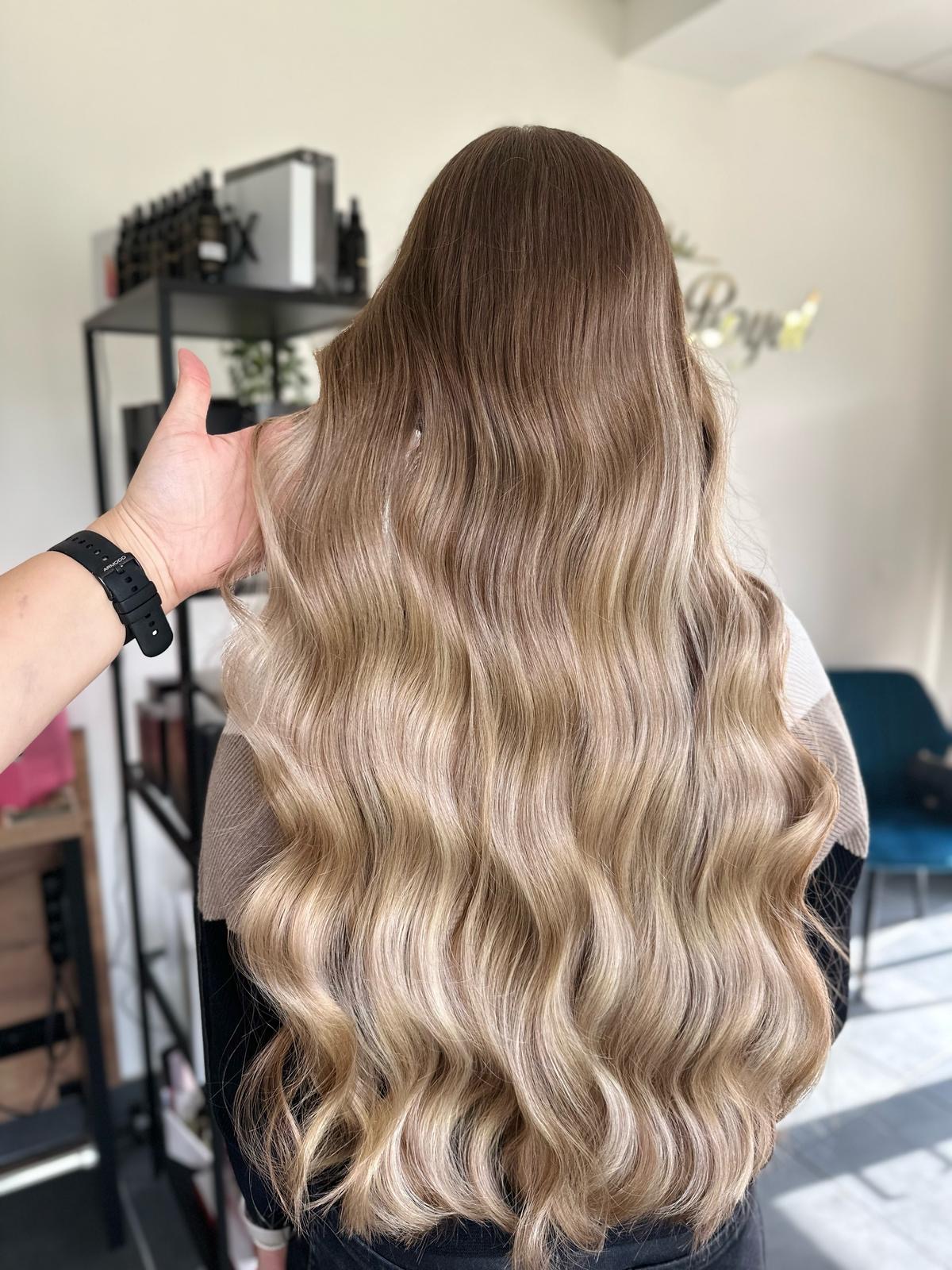 Blond ombré vlasy s vlnami